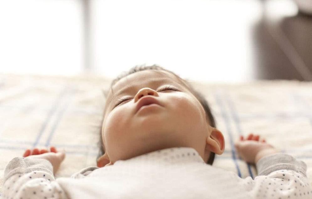 宝宝喜欢趴着睡要干涉吗,宝宝趴着睡对身体有影响大吗