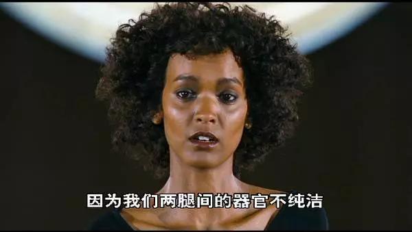 她4岁被*暴强**，5岁被割生殖器，13岁嫁60岁老头，22岁时惊艳世界