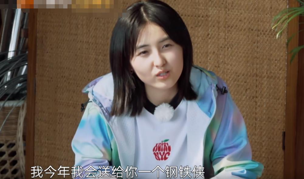 张子枫给彭昱畅捏奖杯,张子枫承包彭昱畅所有帽子