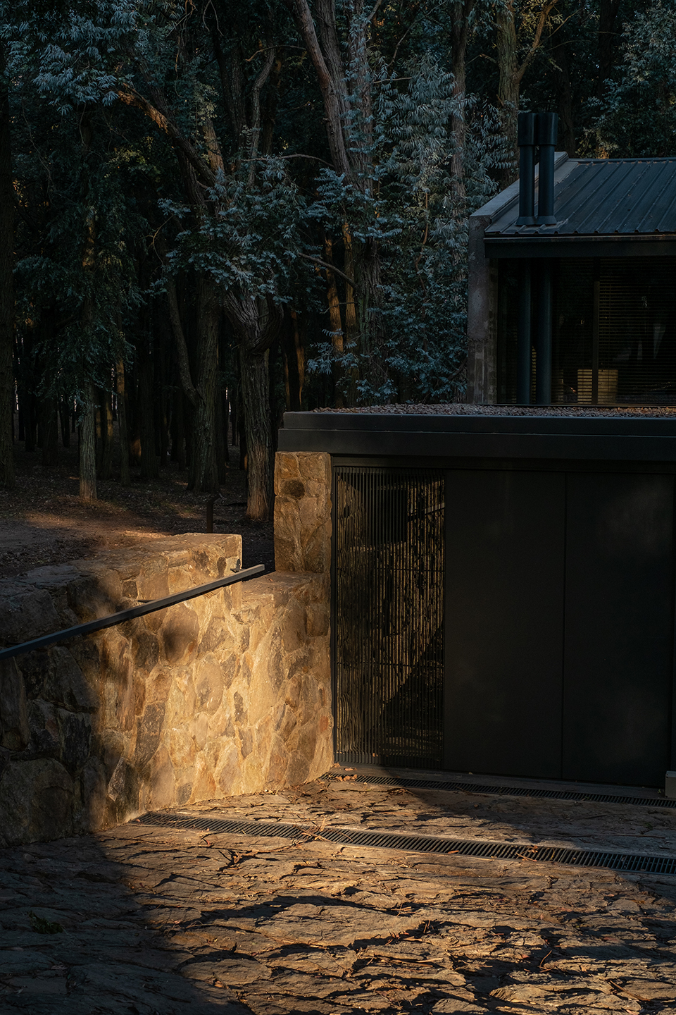 顺应场地高差,面向湖景:这个住宅看起来旧旧的,内部却光影斑驳