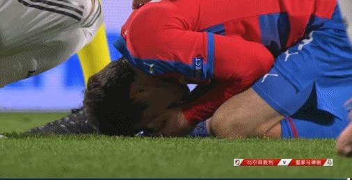 欧冠:哈维尔鼻血不止,因拉莫斯这一动作!