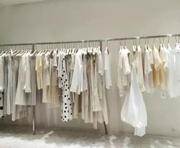 原来淘宝9.9包邮的地摊货和2000+的品牌货都出自同一家批发市场