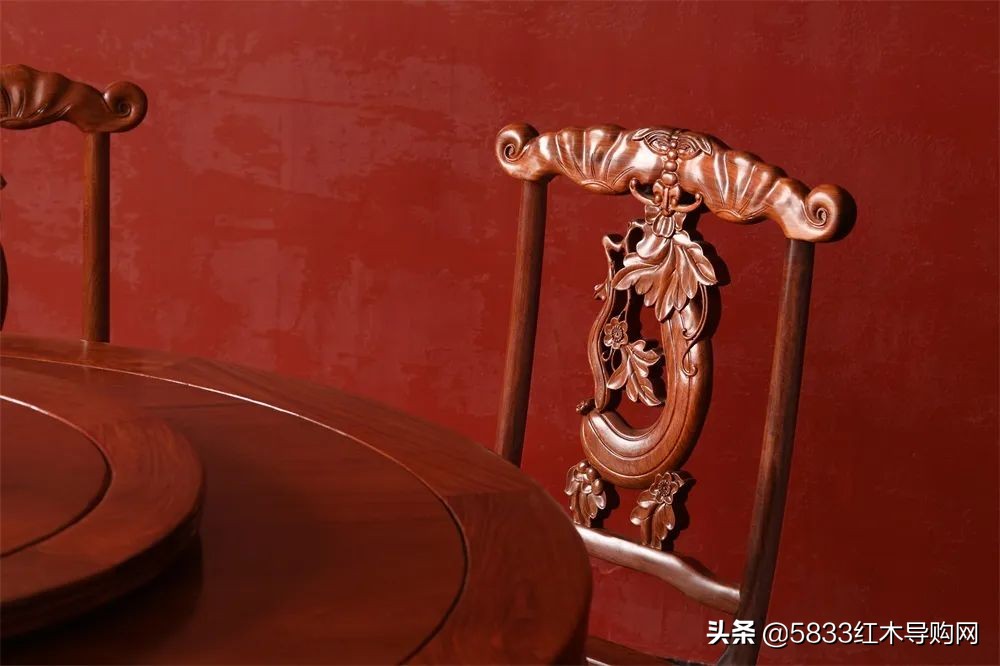 轻奢新中式红木餐桌最新款式,红木餐桌配什么好吃又实惠