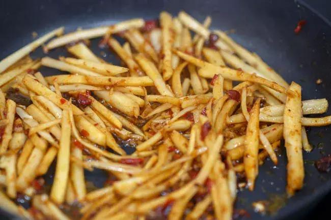 广东猪脚姜寓意,广东猪脚姜为啥又酸又甜的