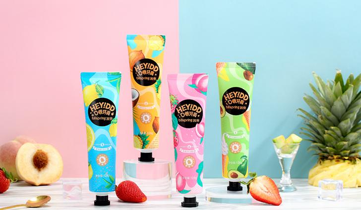 把牙刷、牙膏当“美妆”来卖，usmile和冰泉挺懂年轻人