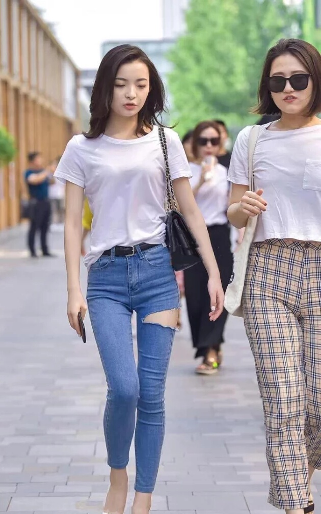 裤子有破洞能理解，靓女穿的牛仔裤，不小心就得掉根“裤腿”