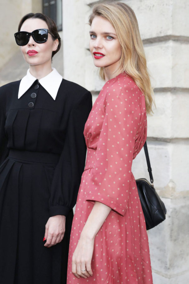 LV太子妃与友人野餐，铺一地LV披肩用来垫屁股，看着都觉得好心疼