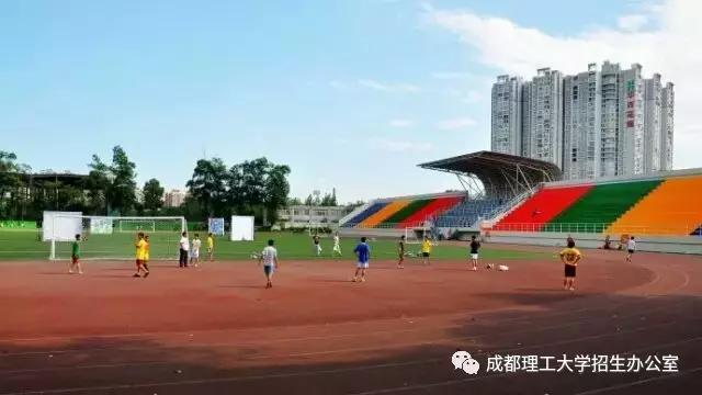 成都超“火”高校：占地2890亩，坐拥4大网红食堂，获人民日报关注！