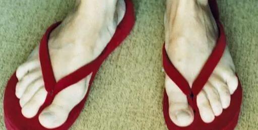 拖鞋穿久了又黄又黑？教你几招，洗完和新的一样，涨知识了