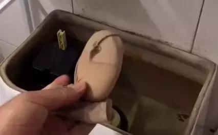 马桶里放肥皂的妙用,马桶水箱里放香皂好用么