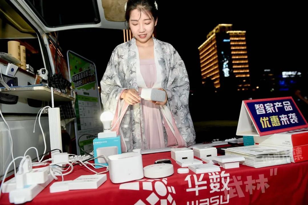 华数摊位成网红打卡点,还有小姐姐“穿越”来pick