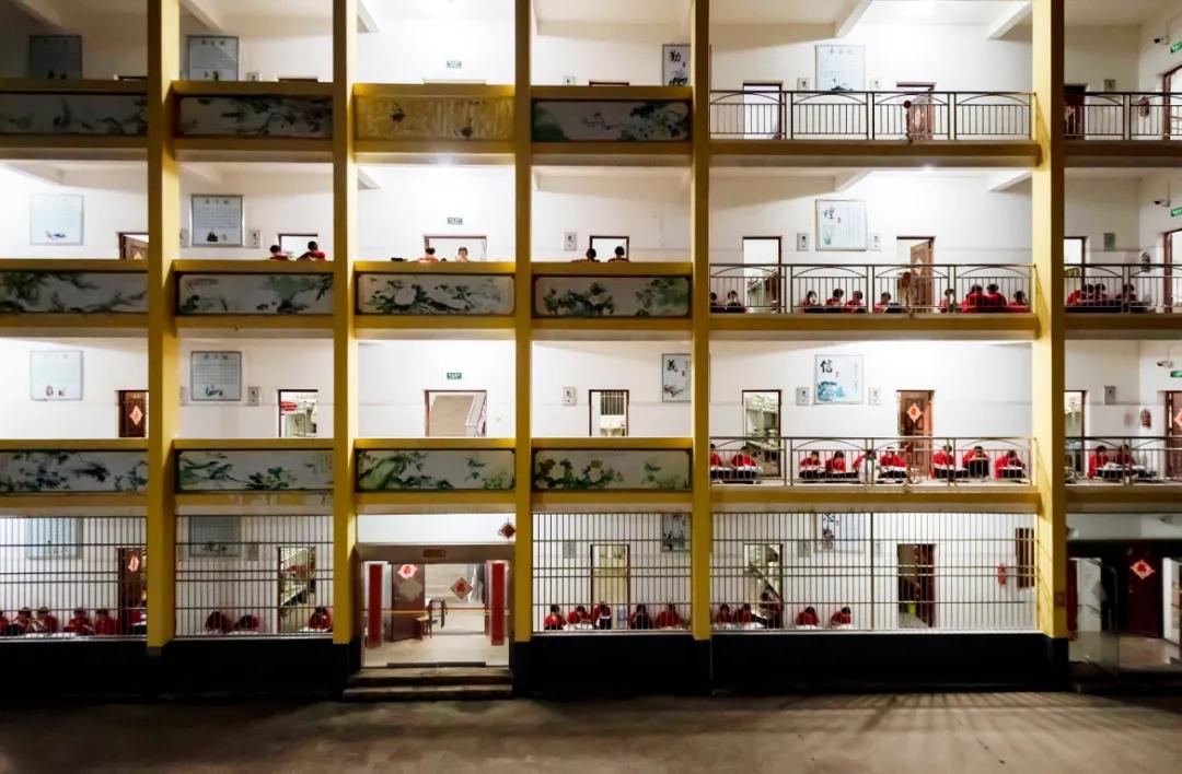 靠唱红歌、苦学，她让1800多名穷女孩考上大学，张桂梅的神话能复制吗？