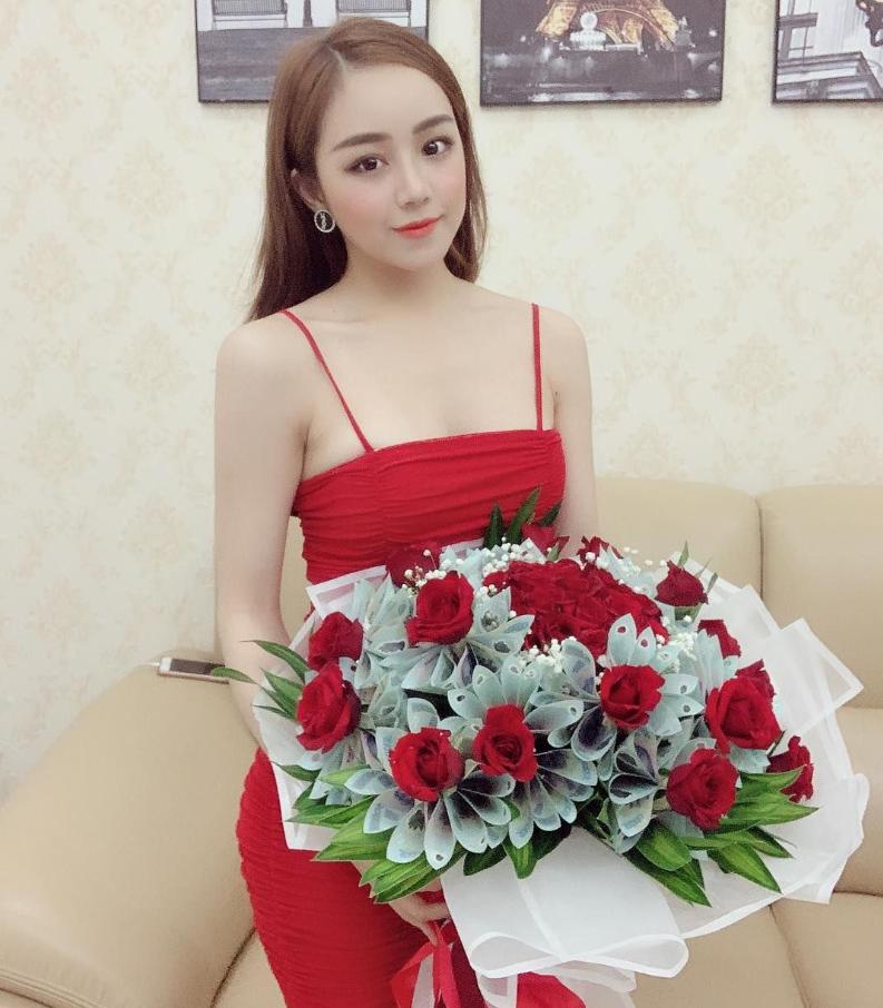 马来西亚足球宝贝长相甜美皮肤超白蜜甜系少女热带式穿搭