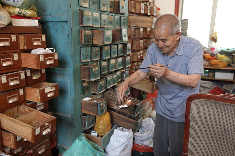 78岁老中医救人后续,祖传中医老人治病被罚款倾家荡产