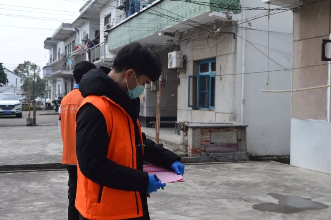 “村里长辈记得我们，我们的话老人都能耐心听。”松江这群“95后”防疫宣传优势足