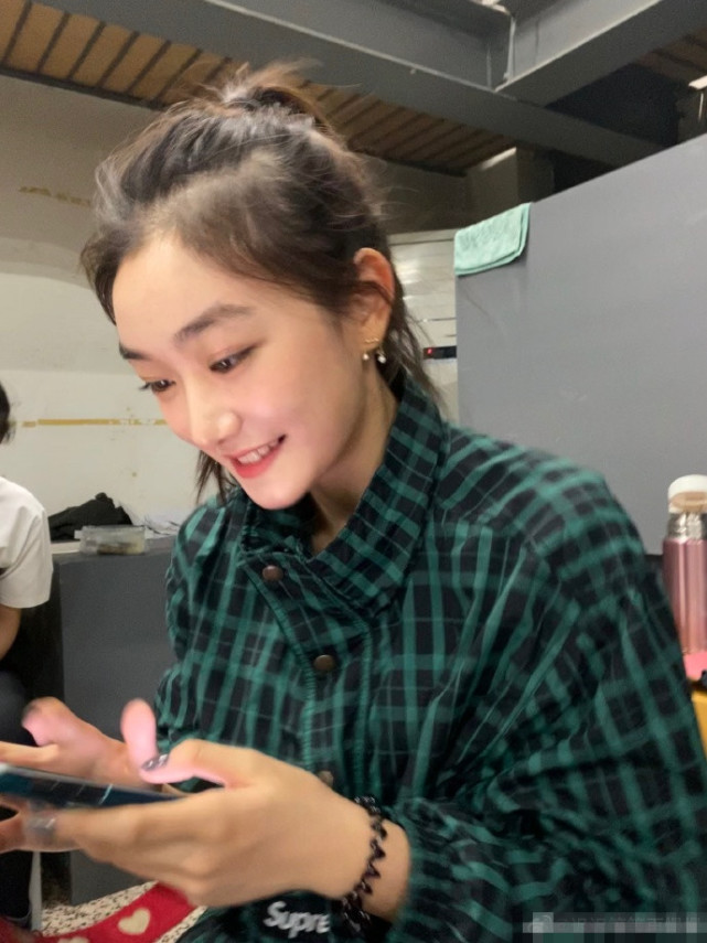 懒理关系户吐槽,孙俪妹妹晒与姐姐同款秀姐妹情,打卡故宫气质赞