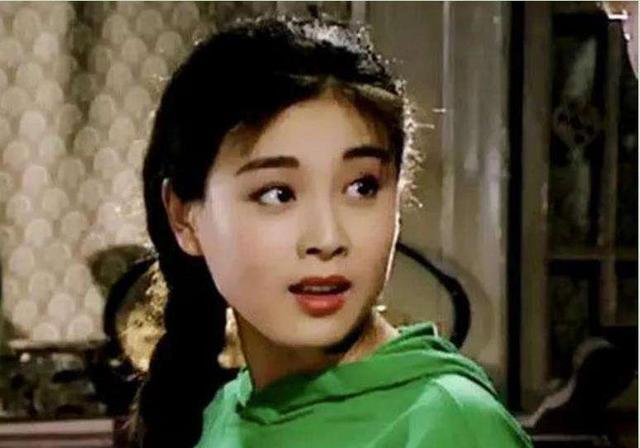 她是荧屏最美赵飞燕，被英达堂弟“骗”感情生下女儿后被抛弃