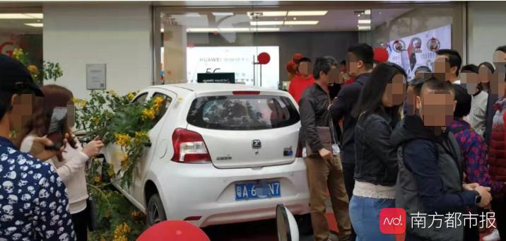 珠海男子驾驶共享车,珠海男子开车横停小区门口挡道