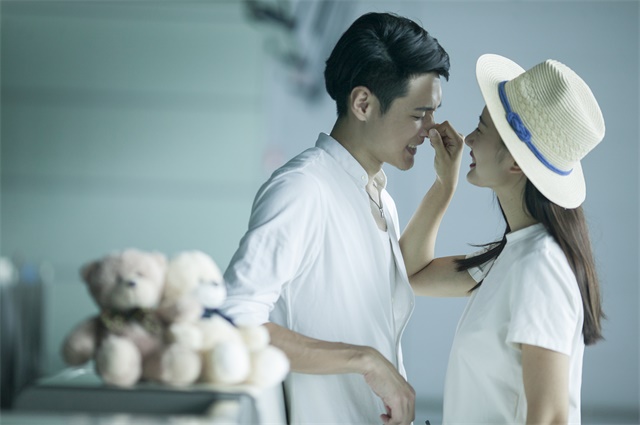 “借我的20万块钱买房，为什么与别的女人同住”“因为你傻呀”