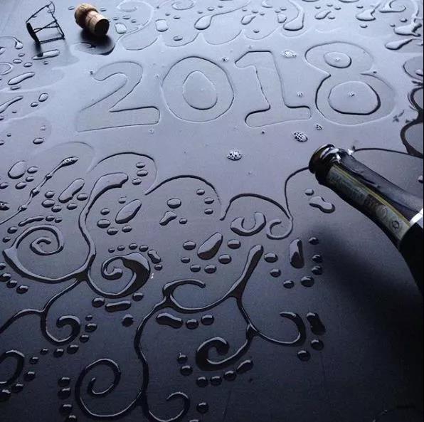 你可以擦掉那滴水，或者顺势用它画点不一样的美丽