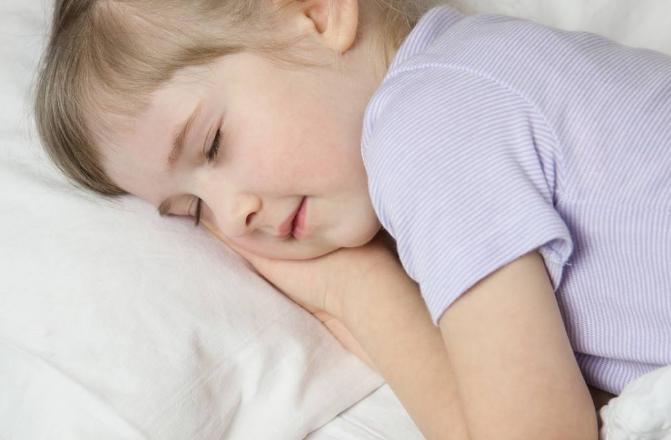 宝宝睡不睡枕头,婴儿过早用枕头会导致窒息吗