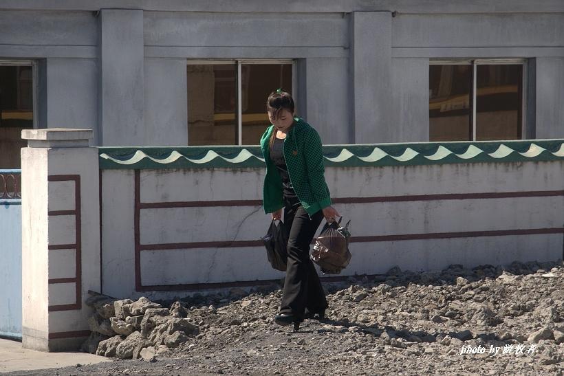 中朝之间的国际列车，朝鲜倒爷的致富之路，朝鲜列车员姑娘带货忙