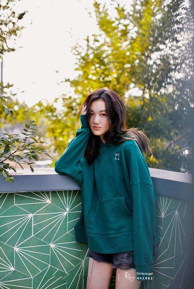 王菲穿衣搭配紧身中裤,王菲穿灯笼裤太有范了