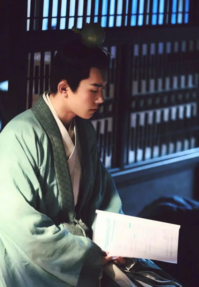 易烊千玺从小鲜肉到晋升影帝,易烊千玺的流量惊呆老前辈