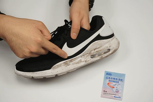 衣服被油渍弄脏了可以用什么弄掉,白t恤发黄油渍怎么洗才能洗白