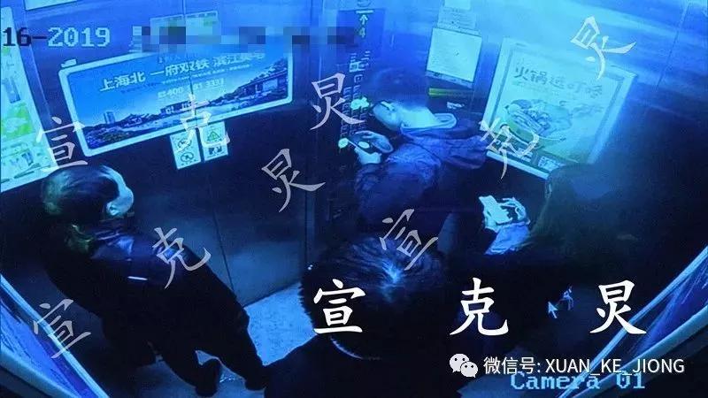 男子小区内连续踩踏女子,男子电梯里故意踩脚