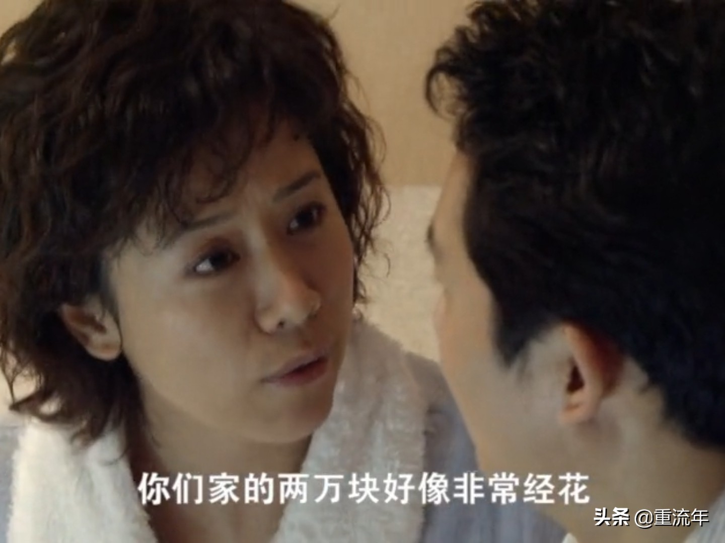 双面胶：经常两万块挂在嘴边的李亚平，背后隐藏的深意，不能细想