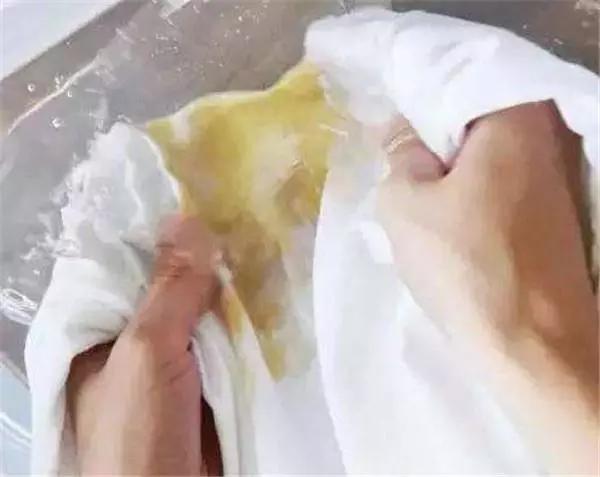 衣服的油渍干了久了有印怎么洗掉,洗衣机洗完衣服上有油渍怎么回事