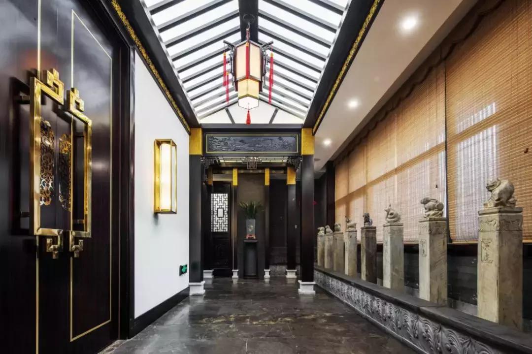 西安一“怪”店，没有散座，厅堂还悬了只大金龙