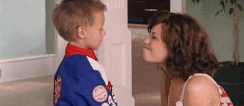 一边输液一边陪娃写作业,一边输液一边写作业