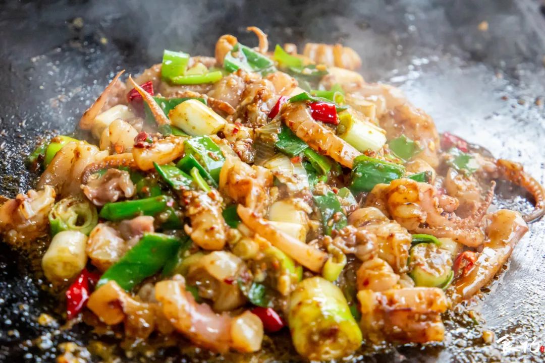 藏在襄阳定中街的铁板海鲜烧烤，不声不响的就火了23年....