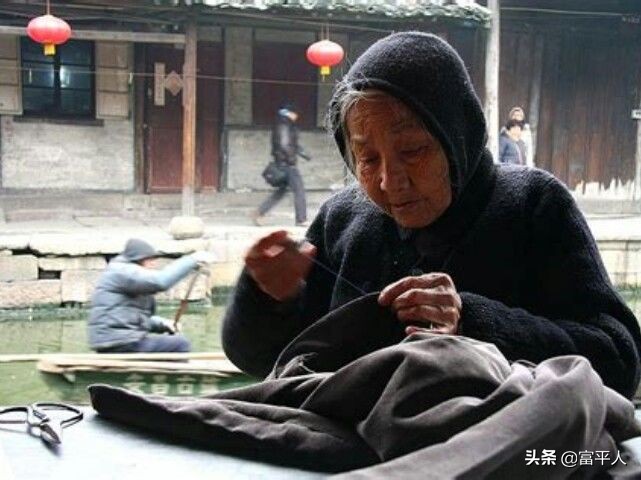 我的奶奶原生家庭,我的奶奶住在大山旁边的小山村里