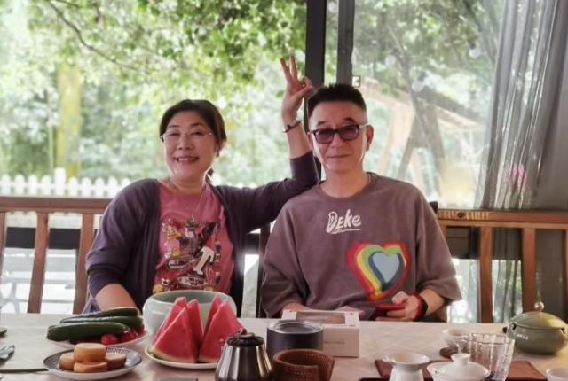 陈赫晒一家四口全家福,陈赫全家出游妈妈晒照其乐融融