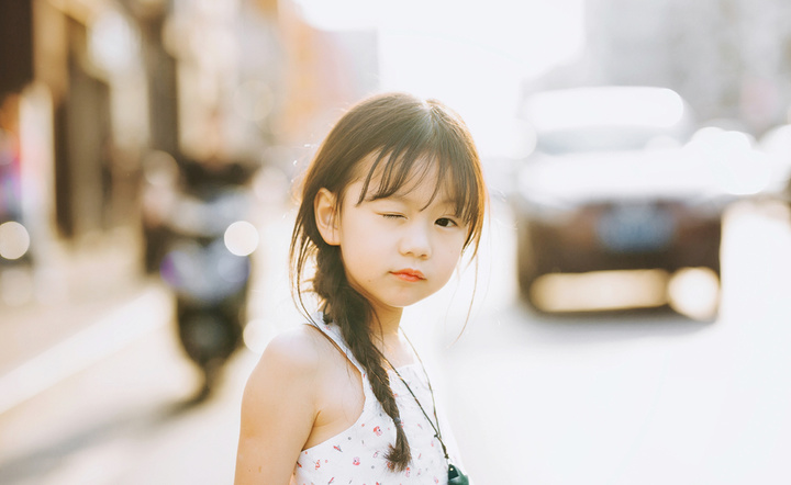 他所拍摄的萌娃温暖人心，满足了你对女儿的全部幻想