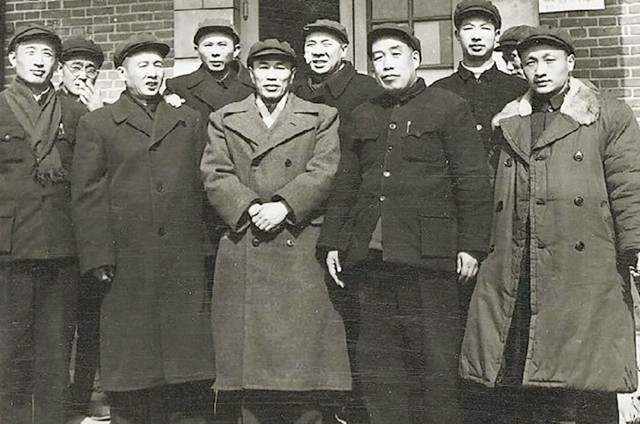 邓华缴获五箱白金龙烟,只给主席一支,主席笑笑:“财不露白”啊