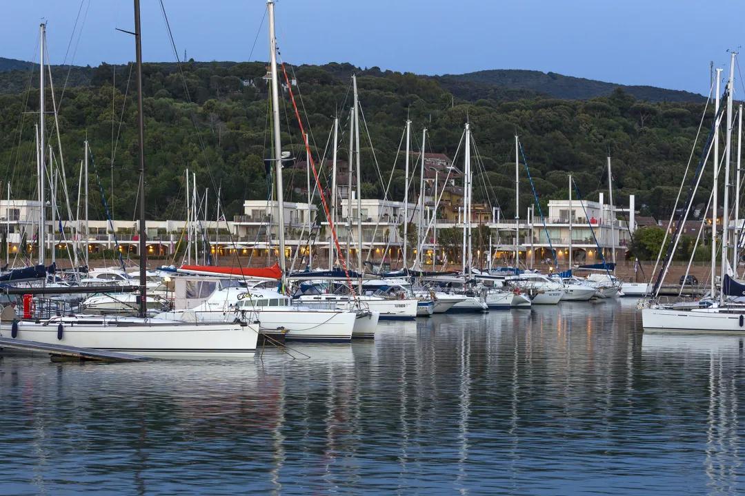 意大利——斯卡尔利诺海滨码头和帆船俱乐部