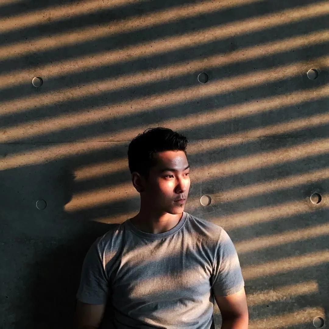 拍照姿势大全男生对镜子超清,男生在花海怎么拍照姿势好看