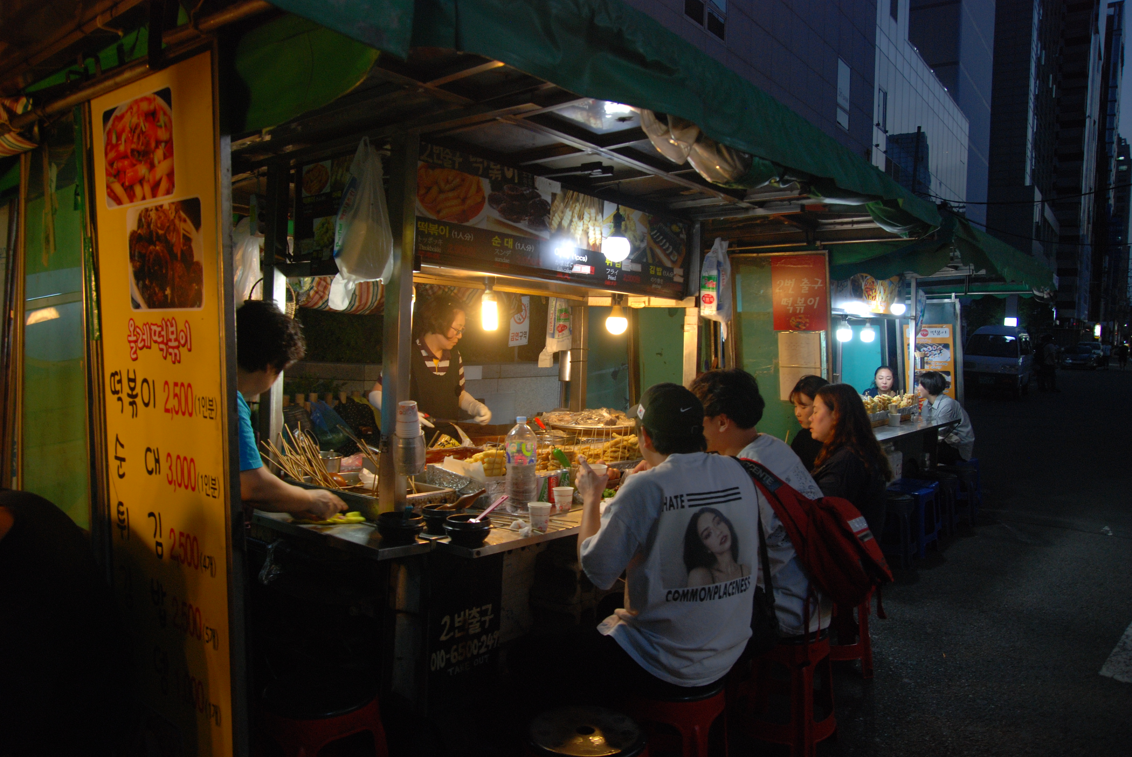 韩国紫菜包饭年糕,韩国美食一条街紫菜饭