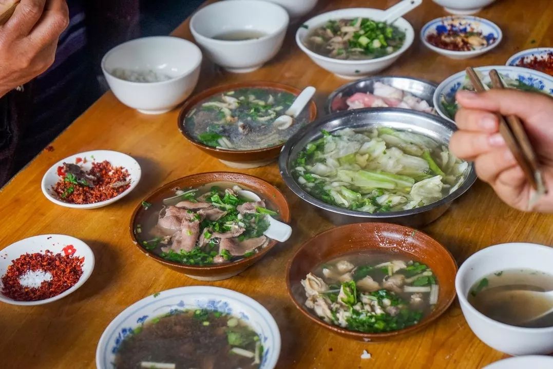 跷脚牛肉的阶级跃升：起于匮乏，兴于商贸，蜕于传媒