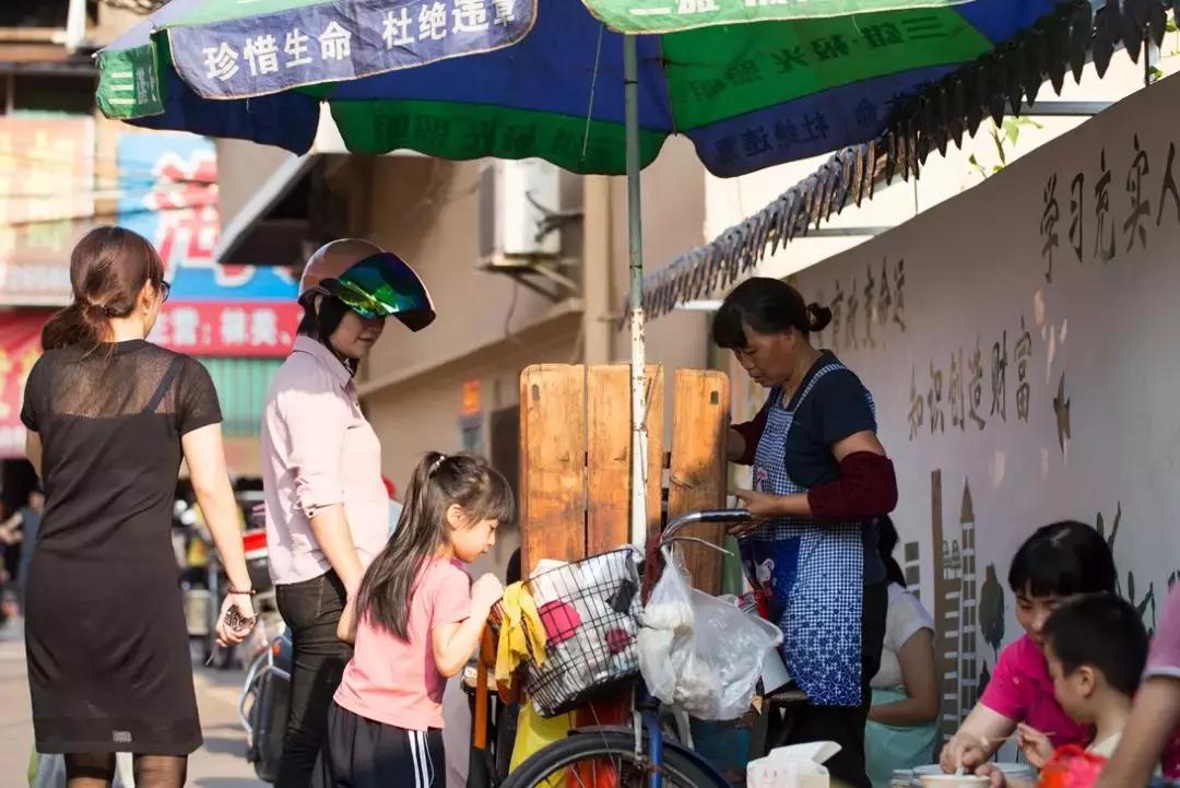 你们还记得学校门口的小吃摊儿么,小学生门口小吃摊物价究竟多离谱