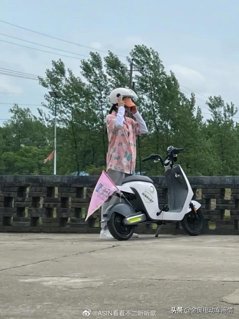 绿源inno7牛油果绿,绿源inno7和爱玛比较