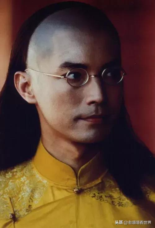 爱新觉罗溥仪戴眼镜照片,末代皇帝溥仪是怎么近视的