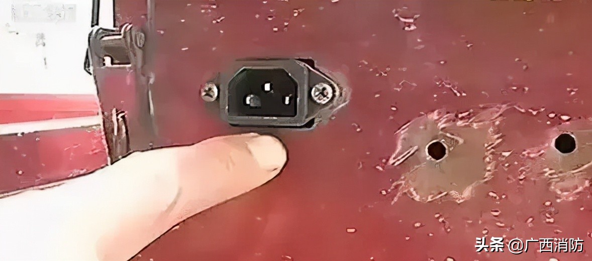 小学生一个动作吓坏全世界,孩子手被电烧黑怎么处理