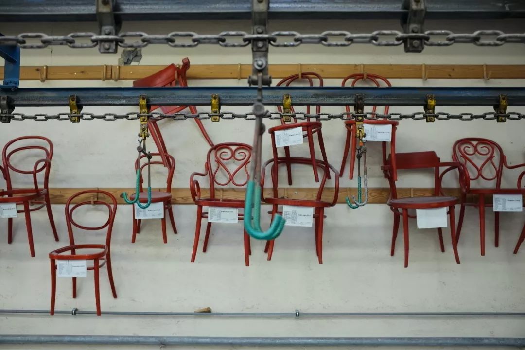 探访TON工厂看经典椅子背后的故事|疯狂24h我们去捷克干了啥?