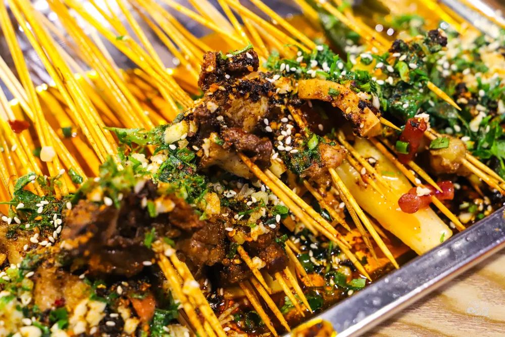 这家国潮网红串串落地襄阳啦,你只管拿串不用涮可以直接开吃