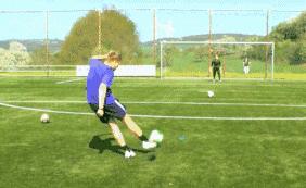 足球正脚背射门支撑脚站位,足球脚弓推射与脚内侧踢球的区别